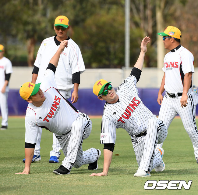 LG 이형종(오른쪽 앞)이 김현수와 스트레칭을 하고 있다. /sunday@osen.co.kr