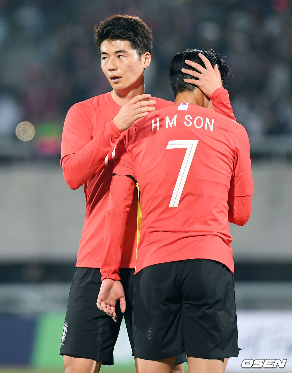 경기 후 한국 기성용-손흥민이 포옹을 나누고 있다. / eastsea@osen.co.kr