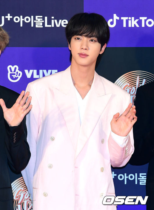 방탄소년단 진이 포즈를 취하고 있다.  /jpnews@osen.co.kr