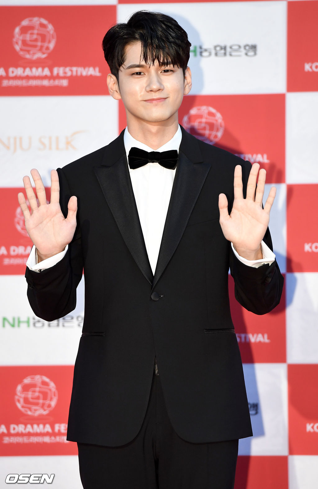 2일 오후 경상남도 진주시 경남문화예술회관에서 ‘2019 코리아드라마페스티벌’ 시상식 레드카펫 행사가 열렸다.가수 옹성우가 참석해 포토타임을 하고 있다. /dreamer@osen.co.kr