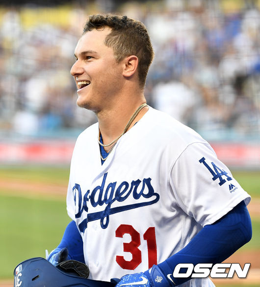 3회말 무사 1, 3루 상황 다저스 작 피더슨이 달아나는 스리런포를 날리고 홈을 밟은 뒤 기뻐하고 있다. /dreamer@osen.co.kr