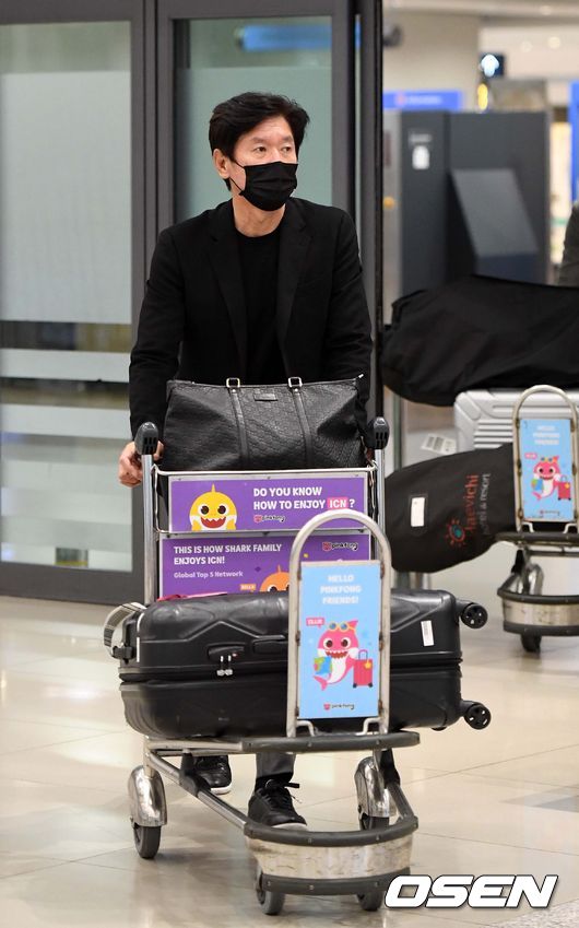 kt wiz 선수단이 미국 애리조나에서 진행된 전지훈련을 마치고 9일 오후 인천국제공항을 통해 입국했다.KT 이강철 감독이 입국장을 나가고 있다. /sunday@osen.co.kr