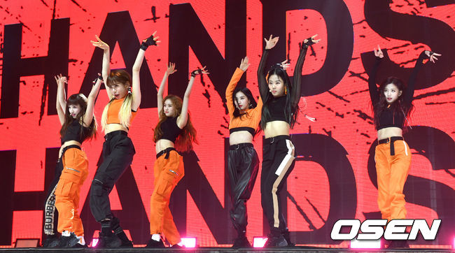 체리블렛 멤버들이 타이틀곡 ‘무릎을 탁 치고’ 무대를 선보이고 있다. /dreamer@osen.co.kr