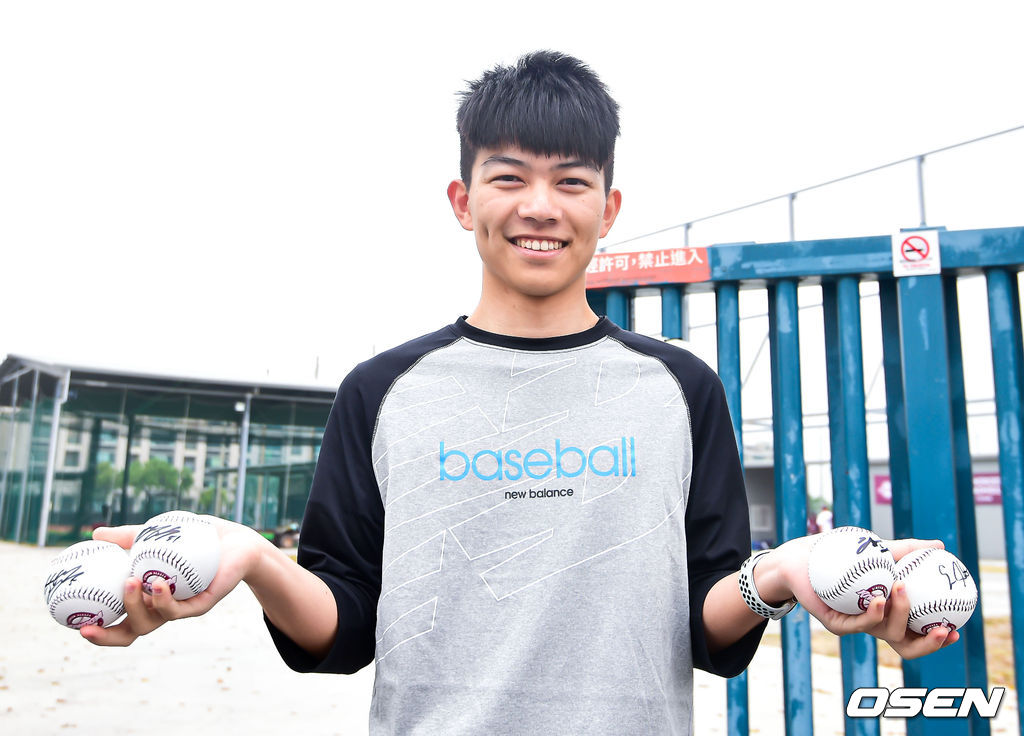 11일 대만 야구팬 문준옥씨가 키움 선수들의 사인볼을 들고 자랑하고 있다./spjj@osen.co.kr