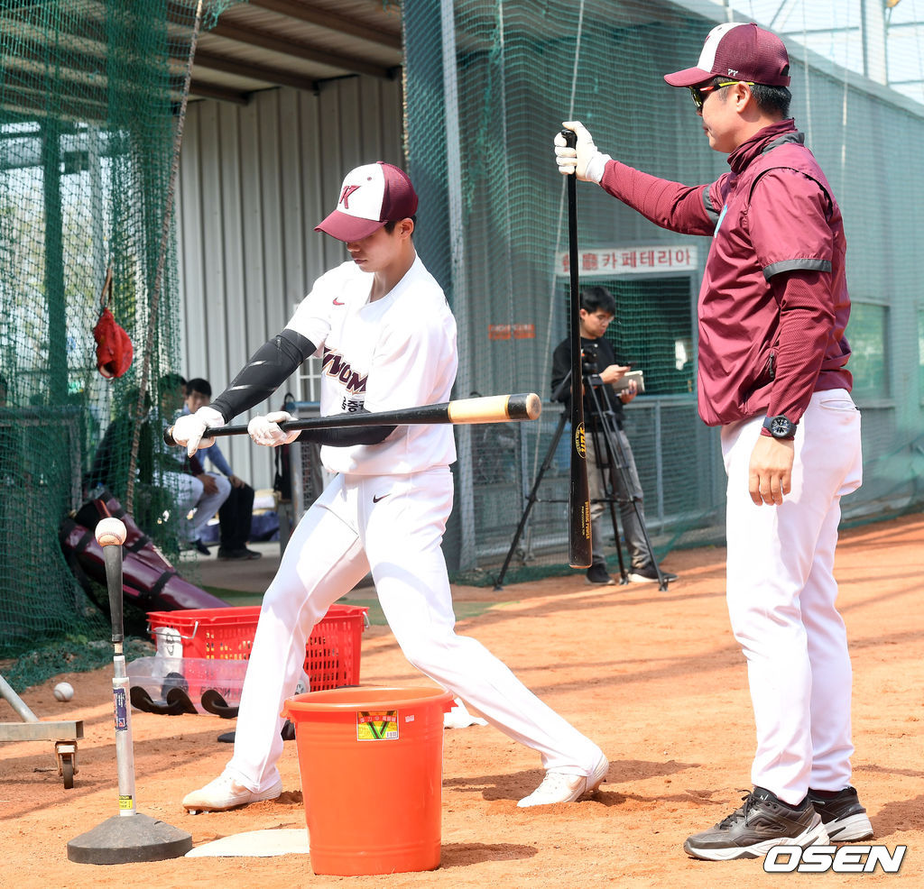 10일 강병식 코치가 김혜성의 타격폼을 손 봐주고 있다./spjj@osen.co.kr