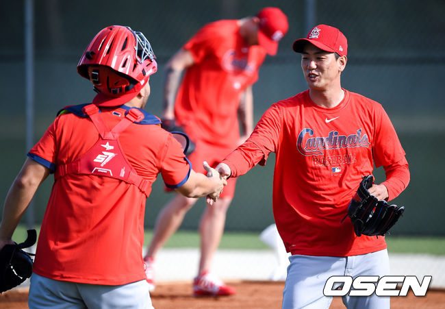 김광현이 마이너 포수 구도이와 악수를 하고 있다. / soul1014@osen.co.kr