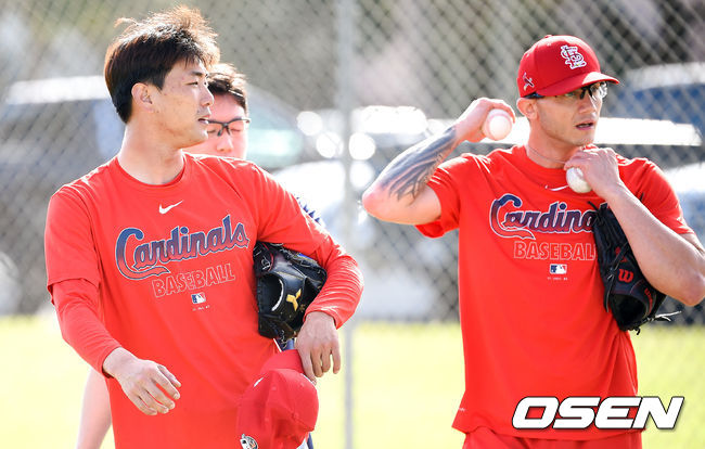김광현이 세실과 캐치볼한 뒤 훈련장을 나서고 있다. / soul1014@osen.co.kr
