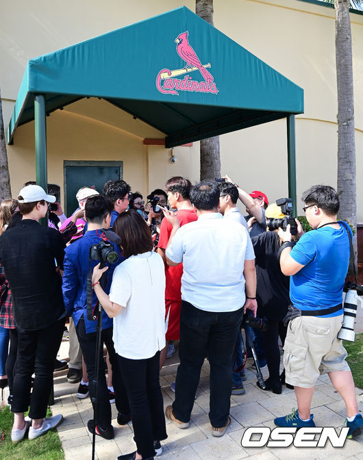 김광현이 20명이 넘는 내외신 기자들에게 둘러쌓여 인터뷰를 하고 있다. / soul1014@osen.co.kr