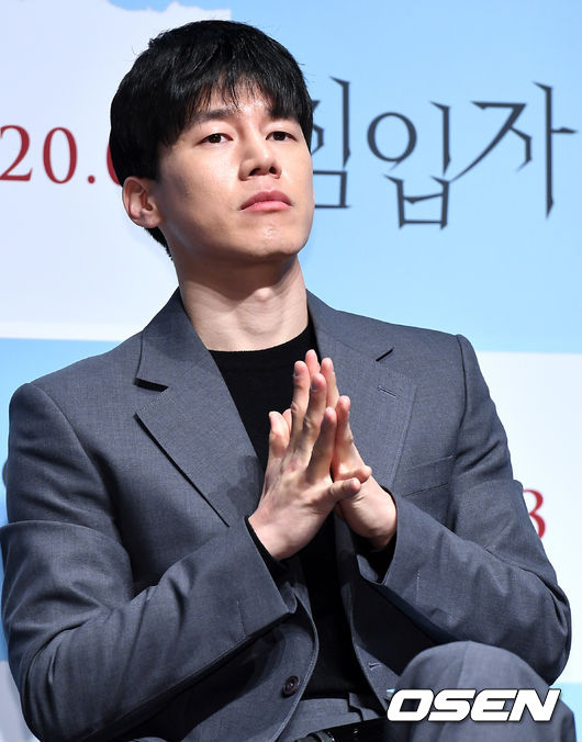 배우 김무열이 참석해 사회자의 질문을 듣고 있다. /dreamer@osen.co.kr