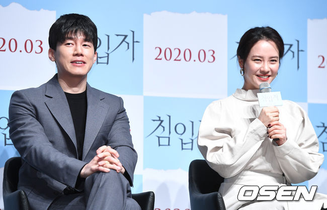 배우 송지효와 김무열이 참석해 사회자의 질문에 답하고 있다. /dreamer@osen.co.kr