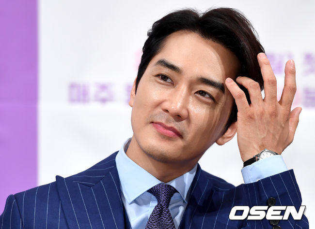 배우 송승헌이 참석해 취재진의 질문을 듣고 있다. /dreamer@osen.co.kr
