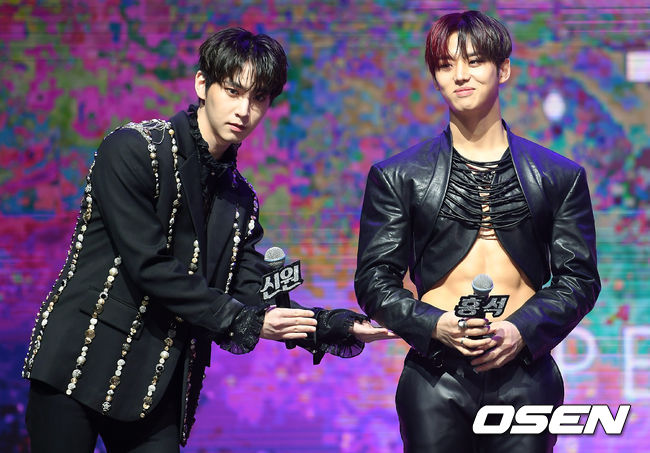 그룹 펜타곤(PENTAGON) 신원, 홍석이 복근을 자랑하고 있다. /cej@osen.co.kr