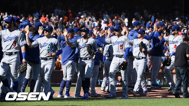 경기 종료 후 LA 다저스 선수들이 승리의 기쁨을 나누고 있다. /soul1014@osen.co.kr