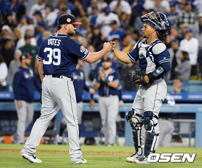 1점차 승리를 지킨 샌디에이고 마무리투수 커비 예이츠와 포수 프란시스코 메히아가 기쁨을 나누고 있다. / OSEN DB