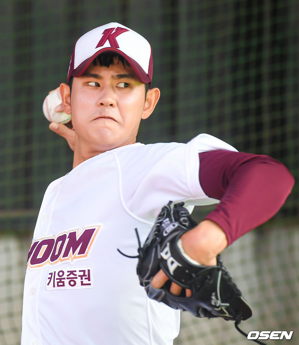 10일 조영건이 불펜피칭에서 힘차게 공을 뿌리고 있다./spjj@osen.co.kr