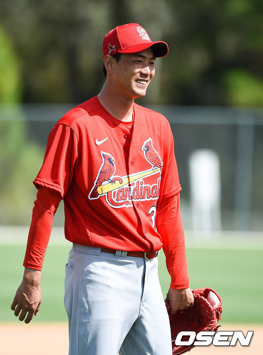 세인트루이스와 2년간 보장금액 800만달러에 계약한 김광현은 카를로스 마르티네스와 함께 5선발 자리를 두고 경쟁할 것으로 보인다.김광현이 미소 짓고 있다. / soul1014@osen.co.kr