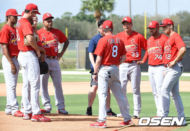 2020시즌 세인트루이스 스프링캠프에 참석한 김광현이 13일(한국시간) 미국 플로리다 주피터에 위치한 로저 딘 스타디움 훈련장에서 훈련을 가졌다.세인트루이스와 2년간 보장금액 800만달러에 계약한 김광현은 카를로스 마르티네스와 함께 5선발 자리를 두고 경쟁할 것으로 보인다.김광현이 웨인라이트, 힉스, 마르티네스과 함께 훈련을 하고 있다. / soul1014@osen.co.kr