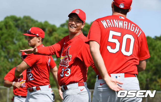 2020시즌 세인트루이스 스프링캠프에 참석한 김광현이 13일(한국시간) 미국 플로리다 주피터에 위치한 로저 딘 스타디움 훈련장에서 훈련을 가졌다.세인트루이스와 2년간 보장금액 800만달러에 계약한 김광현은 카를로스 마르티네스와 함께 5선발 자리를 두고 경쟁할 것으로 보인다.김광현이 스트레칭을 하고 있다. / soul1014@osen.co.kr