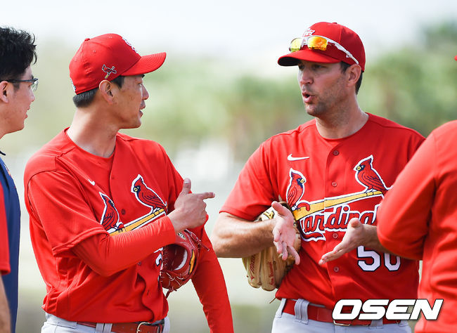 세인트루이스와 2년간 보장금액 800만달러에 계약한 김광현은 카를로스 마르티네스와 함께 5선발 자리를 두고 경쟁할 것으로 보인다.웨인라이트와 김광현이 이야기를 나누고 있다. / soul1014@osen.co.kr