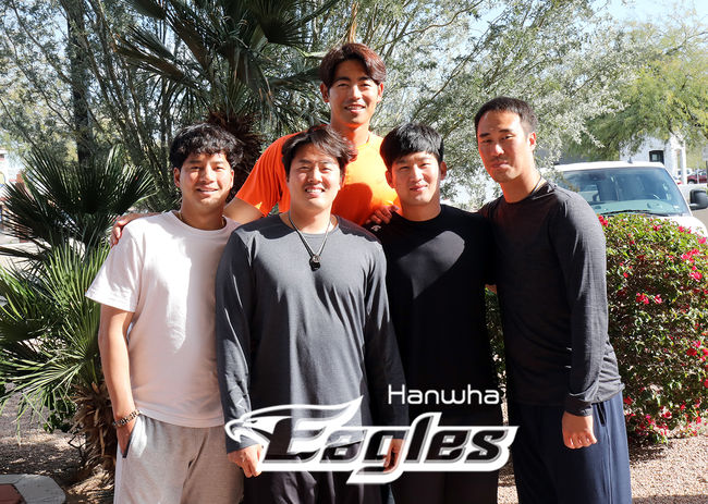 [사진] 한화의 1989~90년생 선수인 임준섭, 이태양, 장민재, 최재훈, 오선진(좌측부터 시계방향) / 한화 이글스 제공