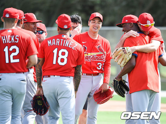 세인트루이스와 2년간 보장금액 800만달러에 계약한 김광현은 카를로스 마르티네스와 함께 5선발 자리를 두고 경쟁할 것으로 보인다.김광현이 미소 짓고 있다. / soul1014@osen.co.kr