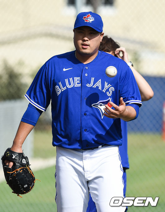 토로토 류현진이 14일(한국시간) 미국 플로리다주 더니든 바비 매틱 트레이닝 센터에서 2020 토론토 블루제이스 스프링캠프에서 훈련을 가졌다.류현진이 불펜으로 이동하고 있다./  soul1014@osen.co.kr