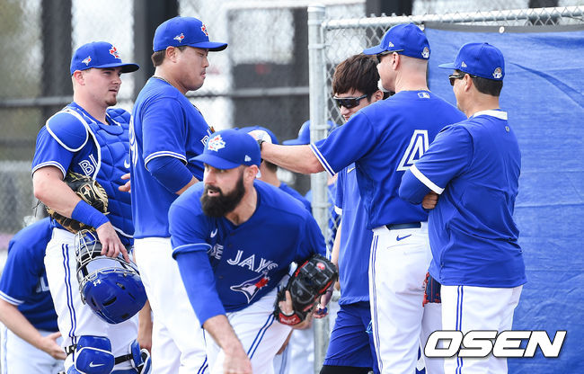 불펜피칭을 마친 류현진이 몬토요 감독, 핀트 워커 투수 코치와 이야기를 나누고 있다. /  soul1014@osen.co.kr