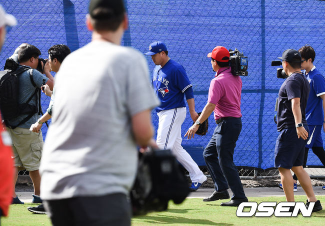 토론토 류현진이 14일(한국시간) 미국 플로리다주 더니든 바비 매틱 트레이닝 센터에서 2020 토론토 블루제이스 스프링캠프에서 훈련을 가졌다.토론토 류현진이 수많은 취재진들을 지나 훈련장으로 이동하고 있다/   soul1014@osen.co.kr