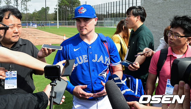 토론토 류현진이 14일(한국시간) 미국 플로리다주 더니든 바비 매틱 트레이닝 센터에서 2020 토론토 블루제이스 스프링캠프에서 훈련을 가졌다.리즈 맥과이어가 인터뷰를 하고 있다. 전날 음란행위 사실이 드러나 논란된 바 있다./  soul1014@osen.co.kr