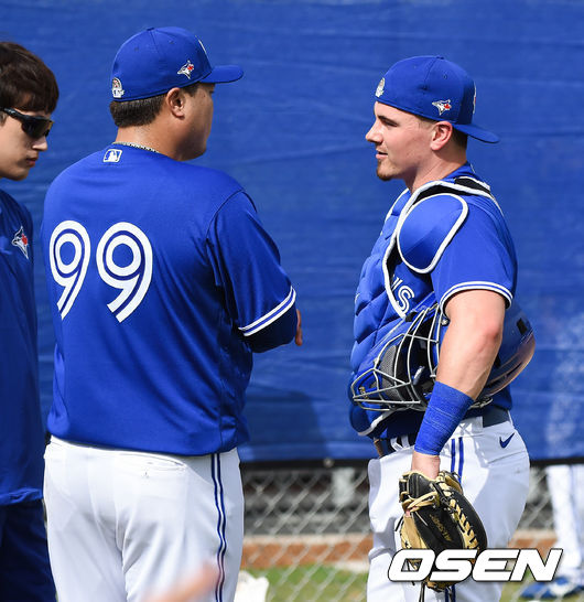 토로토 류현진이 14일(한국시간) 미국 플로리다주 더니든 바비 매틱 트레이닝 센터에서 2020 토론토 블루제이스 스프링캠프에서 훈련을 가졌다.류현진이 불펜피칭에 앞서 맥과이어 포수와 이야기를 나누고 있다../  soul1014@osen.co.kr
