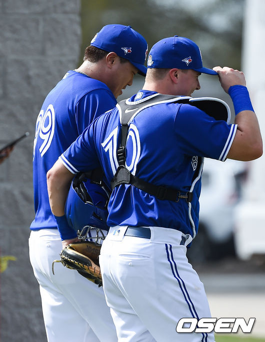 류현진이 불펜투구를 마친뒤 맥과이어 포수와 이야기를 나누고 있다./  soul1014@osen.co.kr