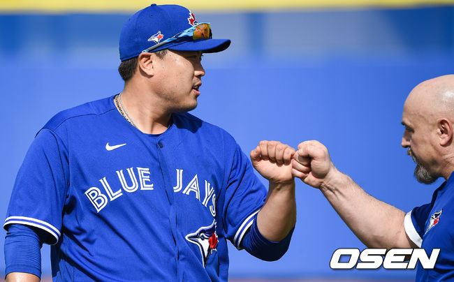 토론토 류현진이 14일(한국시간) 미국 플로리다주 더니든 바비 매틱 트레이닝 센터에서 2020 토론토 블루제이스 스프링캠프에서 훈련을 가졌다.류현진이 함께 캐치볼 하던 코치와 하이파이브를 하고 있다/  soul1014@osen.co.kr