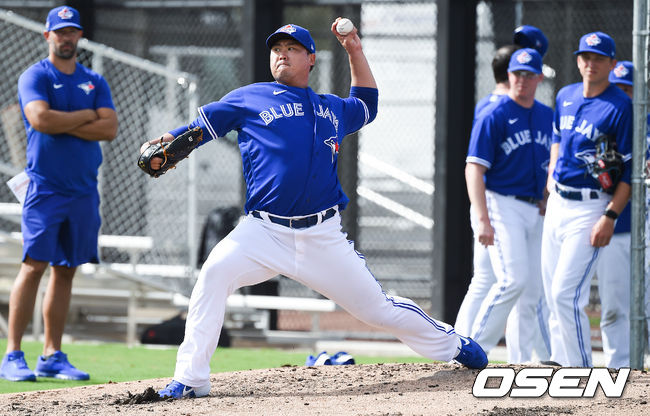 토로토 류현진이 14일(한국시간) 미국 플로리다주 더니든 바비 매틱 트레이닝 센터에서 2020 토론토 블루제이스 스프링캠프에서 훈련을 가졌다.류현진이 불펜피칭을 하고 있다./  soul1014@osen.co.kr