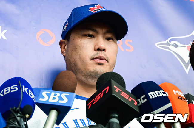 토론토 류현진이 14일(한국시간) 미국 플로리다주 더니든 바비 매틱 트레이닝 센터에서 2020 토론토 블루제이스 스프링캠프에서 훈련을 가졌다.류현진이 인터뷰를 하고 있다./  soul1014@osen.co.kr