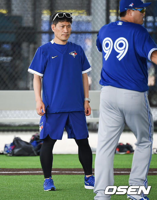 토론토 류현진이 15일(한국시간) 미국 플로리다주 더니든 바비 매틱 트레이닝 센터에서 2020 토론토 블루제이스 스프링캠프에서 훈련을 가졌다.김병곤 트레이닝 코치가 류현진의 훈련을 지켜보고 있다. /   soul1014@osen.co.kr