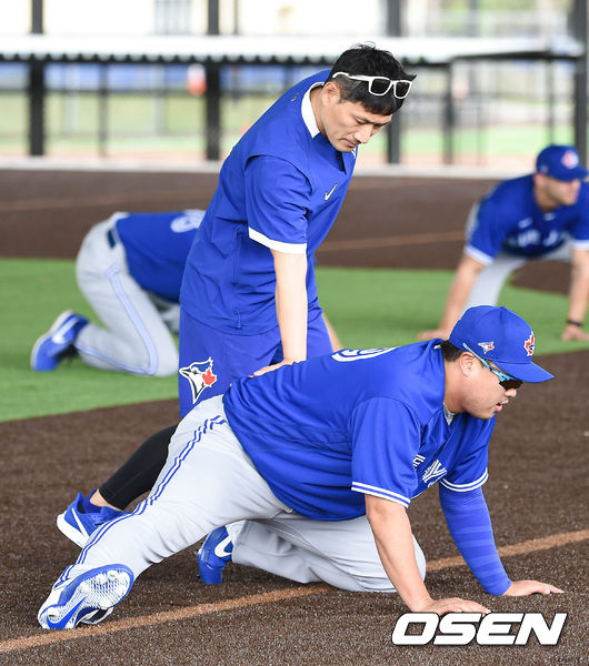 토론토 류현진이 15일(한국시간) 미국 플로리다주 더니든 바비 매틱 트레이닝 센터에서 2020 토론토 블루제이스 스프링캠프에서 훈련을 가졌다.류현진이 스트레칭을 하고 있다. /   soul1014@osen.co.kr