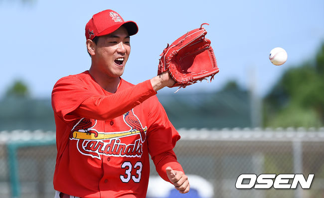 2020시즌 세인트루이스 스프링캠프에 참석한 김광현이 13일(한국시간) 미국 플로리다 주피터에 위치한 로저 딘 스타디움 훈련장에서 훈련을 가졌다.세인트루이스와 2년간 보장금액 800만달러에 계약한 김광현은 카를로스 마르티네스와 함께 5선발 자리를 두고 경쟁할 것으로 보인다.김광현이 1루 베이스 커버를 하며 공을 잡아내고 있다./  soul1014@osen.co.kr