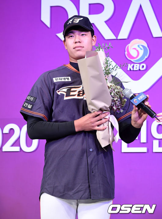 1차 지명된 한화이글스 신지후(북일고)가 인터뷰를 하고 있다. /jpnews@osen.co.kr