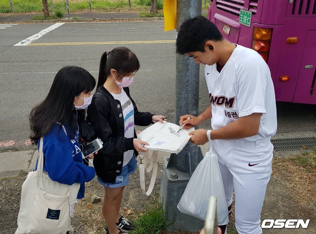 키움 히어로즈 이정후가 대만팬들에게 사인을 해주고 있다 /fpdlsl72556@osen.co.kr 