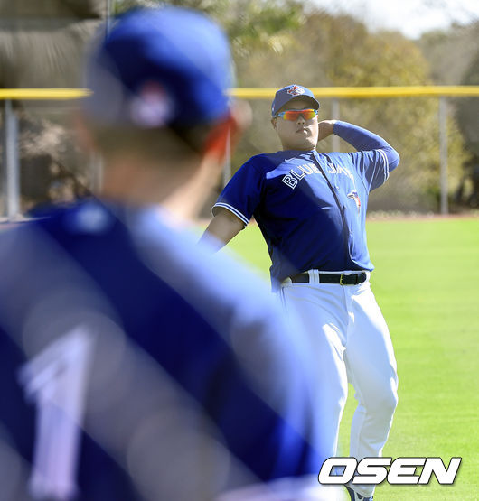 토론토 류현진이 16일(한국시간) 미국 플로리다주 더니든 바비 매틱 트레이닝 센터에서 2020 토론토 블루제이스 스프링캠프에서 훈련을 가졌다.류현진이 야마구치 슌과 캐치볼을 하고 있다. / soul1014@osen.co.kr