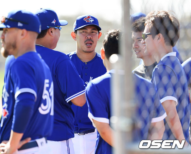 야마구치 슌이 류현진과 이야기를 나누고 있다.  / soul1014@osen.co.kr