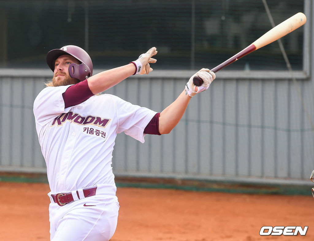 라이브배팅서 모터가 힘차게 방망이를 돌리고 있다./spjj@osen.co.kr