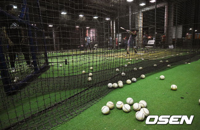 SK 선수들이 야간 타격 훈련을 하고 있다. / soul1014@osen.co.kr