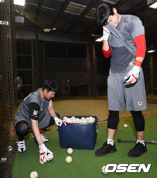 야간 훈련을 마친 류효승과 채현우가 뒷정리를 하고 있다. / soul1014@osen.co.kr