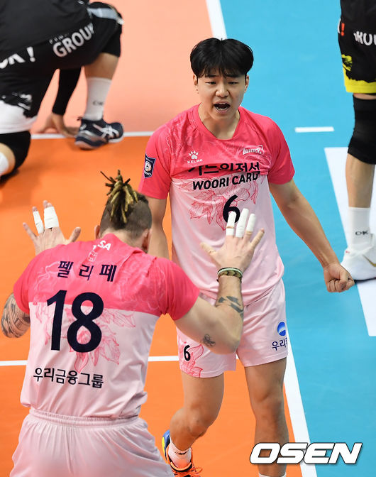 우리카드 하승우가 블로킹 득점을 올린 뒤 기뻐하고 있다. / youngrae@osen.co.kr
