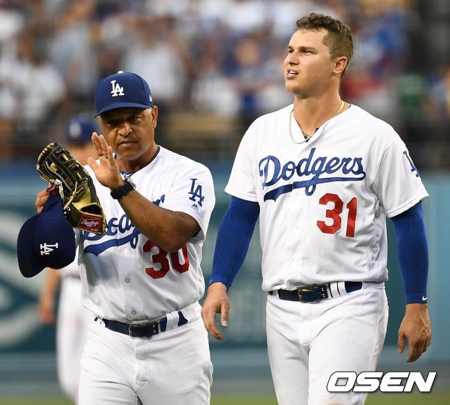 다저스 로버츠 감독이 피더슨을 교체하며 관중들의 환호에 박수를 보내고 있다. /dreamer@osen.co.kr