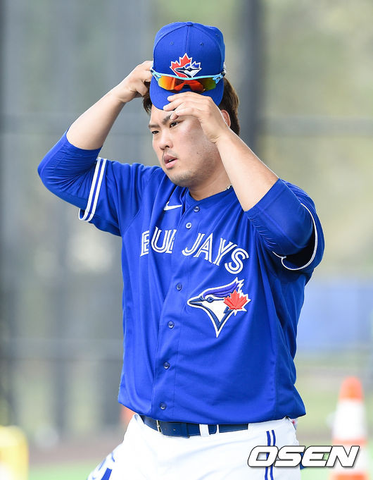 류현진이 훈련을 마친뒤 모자를 고쳐 쓰고 있다. ./  soul1014@osen.co.kr