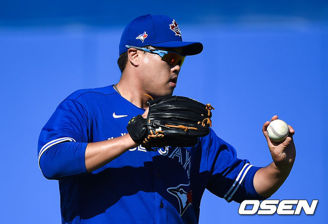 토론토 류현진이 17일(한국시간) 미국 플로리다주 더니든 바비 매틱 트레이닝 센터에서 2020 토론토 블루제이스 스프링캠프에서 훈련을 가졌다.류현진이 캐치볼을 하고 있다.   /  soul1014@osen.co.kr