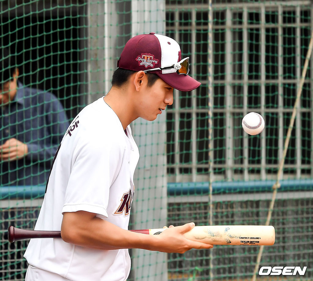 이정후가 배트로 공을 튕기고 있다./spjj@osen.co.kr