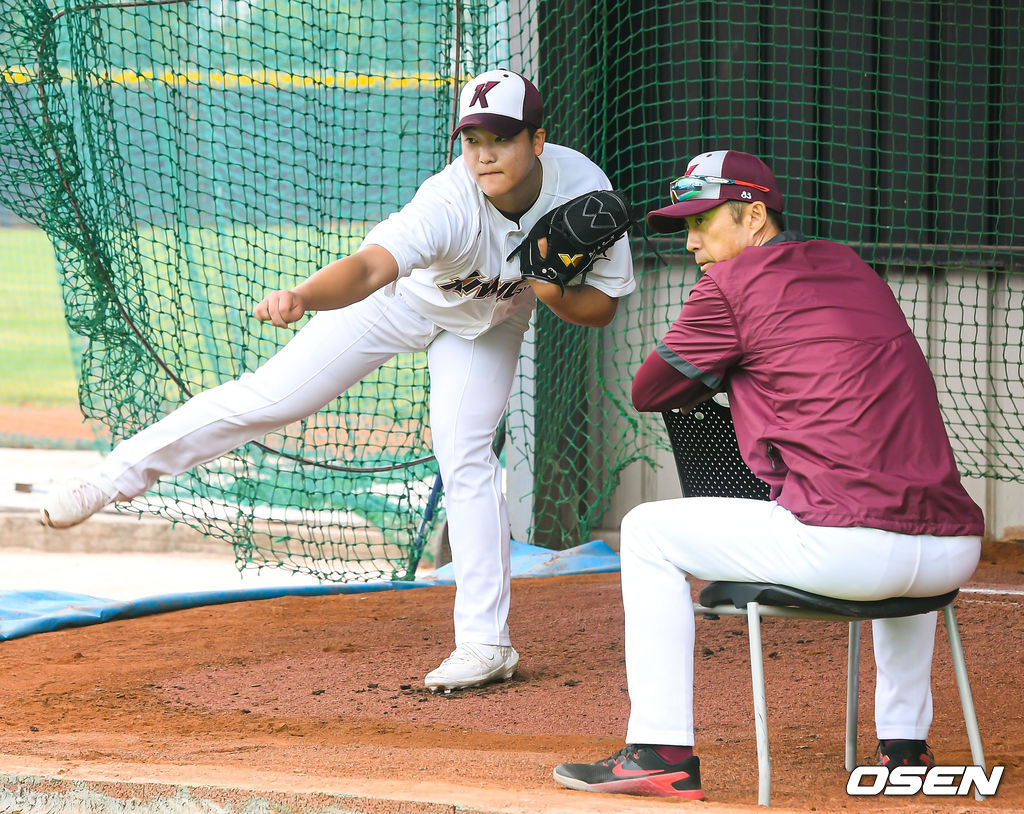 박주성의 불펜피칭을 손혁 감독이 지켜보고 있다./spjj@osen.co.kr